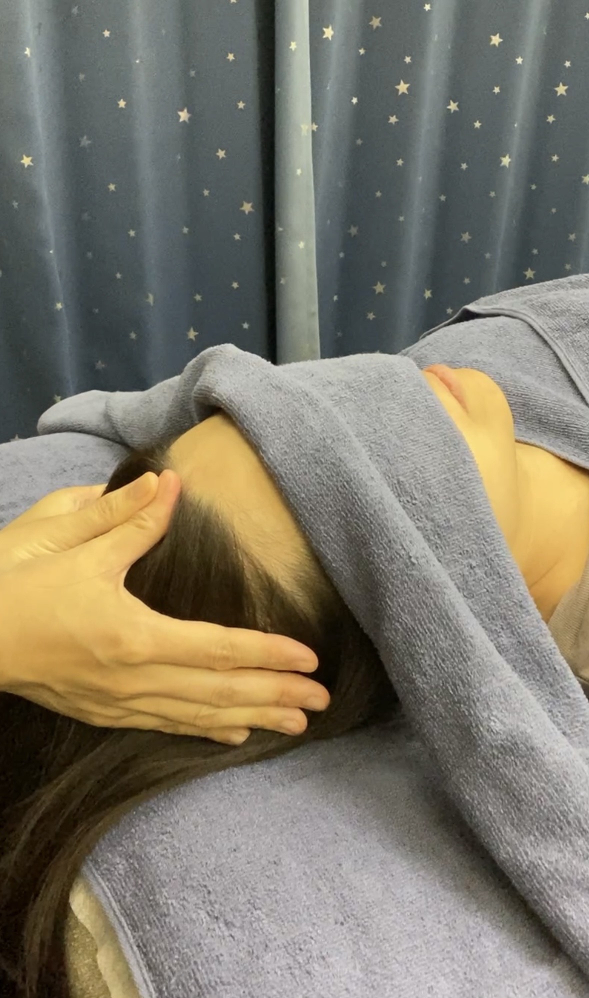 「頑張りすぎる人の頭皮ケアイメージ」